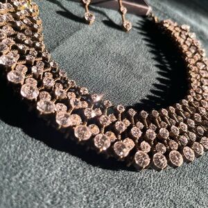 Zi collection. Brass and white gemstone necklace with earrings